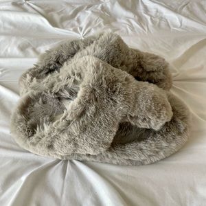 Furry slipper/sandal